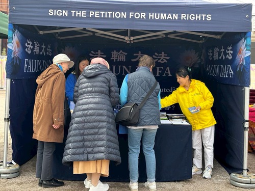 People signed the petition calling for an end to the persecution in China at the World Village Festival in Helsinki.